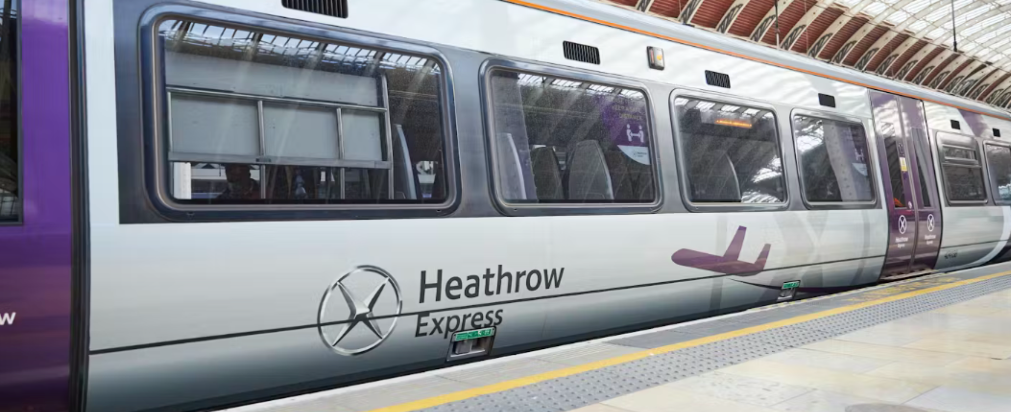 Pagar con el celular el tren del aeropuerto de Ámsterdam hacia el centro.