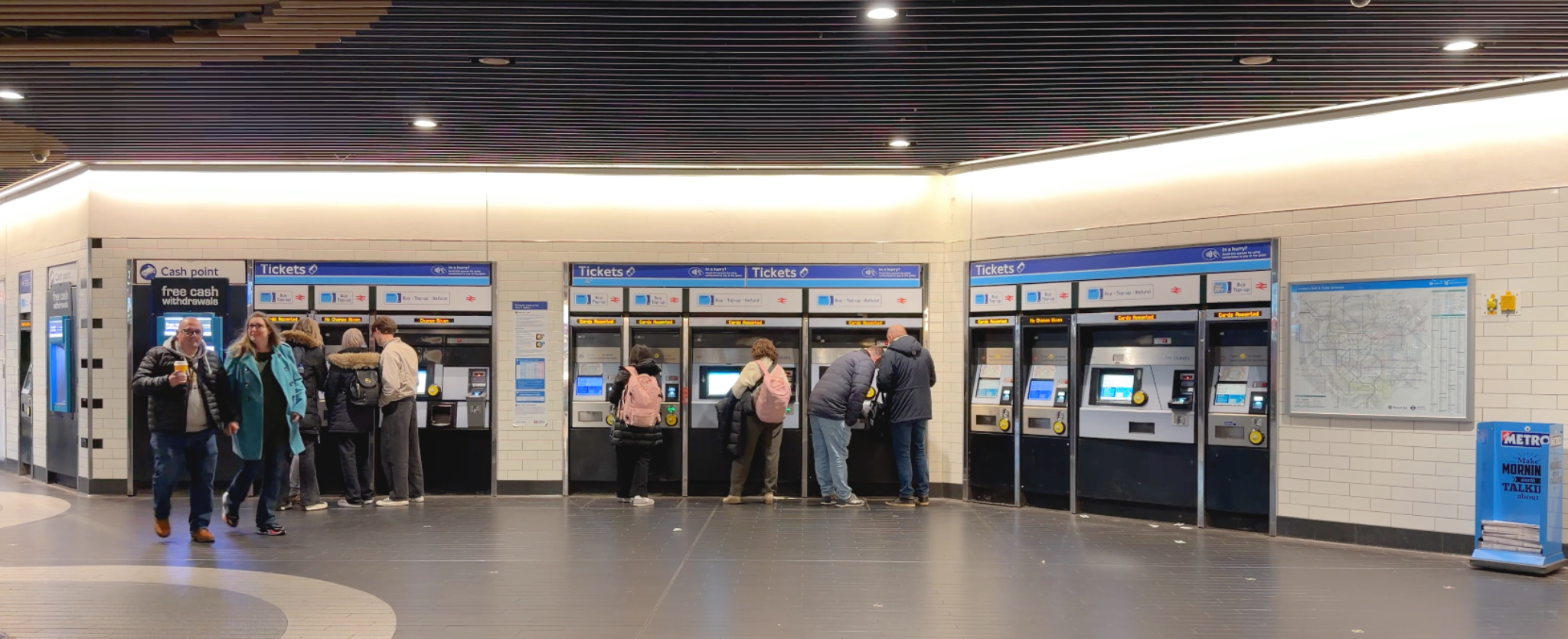 Comprar un ticket de transporte en el metro de Ámsterdam.