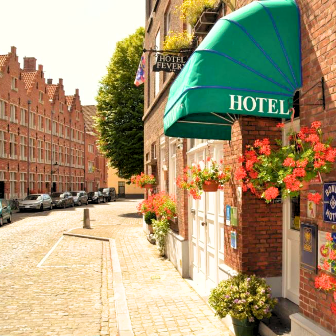 Fachada hotel brujas